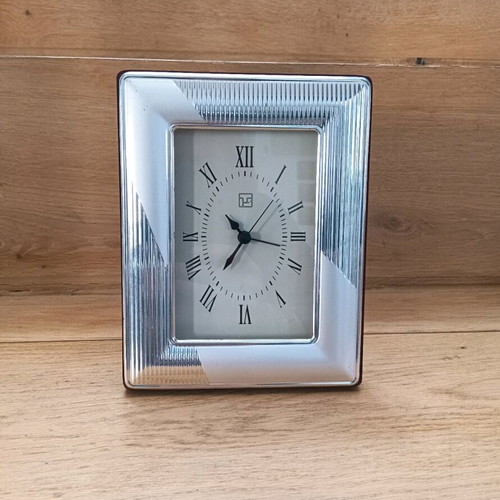 Table clock used with battery and silver frame