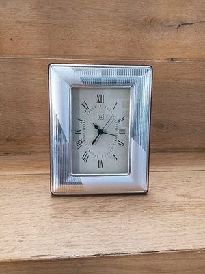 Table clock used with battery and silver frame