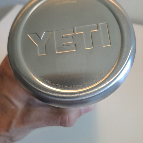 YETI Rambler 750 ml thermos with Chug and TripleHaul lids, new