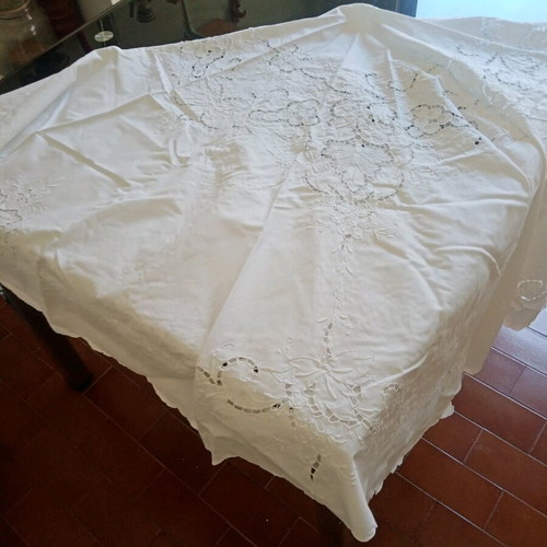 Round handmade tablecloth with cutwork and embroidery white like new, diameter 161cm