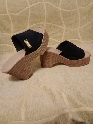 Women’s platforms with thick sole and black strap like new