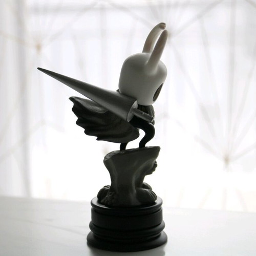 Hollow Knight figure like new, 11 cm tall