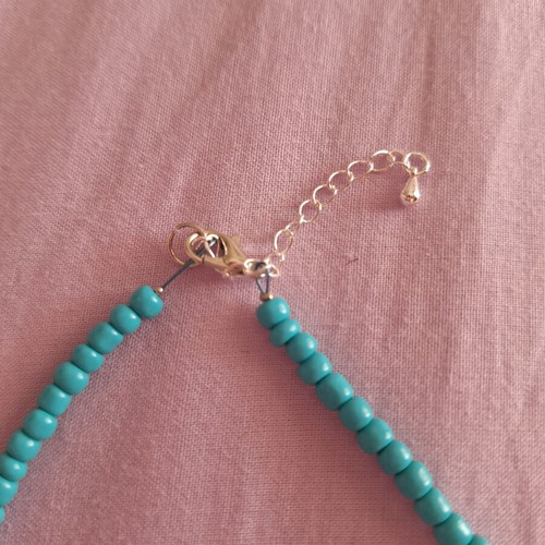 Handmade necklace with size gradient in blue