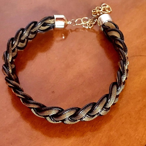 Braided necklace like new, black and gold tone metal