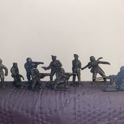 Vintage Plastic World War II Soldiers Collection used, set of 9