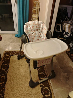 Adjustable high chair used with removable tray
