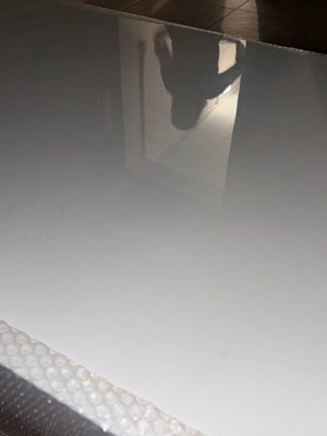 Τραπέζι σαλονιού Milanode σαν καινούργιο, λευκή λάκα και καρύδια