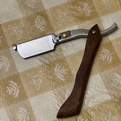 Straight razor with wooden handle like new, classic style