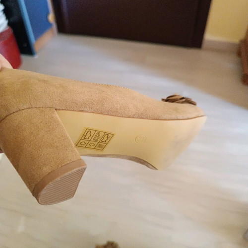Beige suede pumps like new, size 38