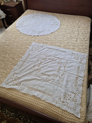 Table linens set of 2, round and square, new, white