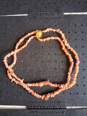 Coral necklace like new, short 45cm orange