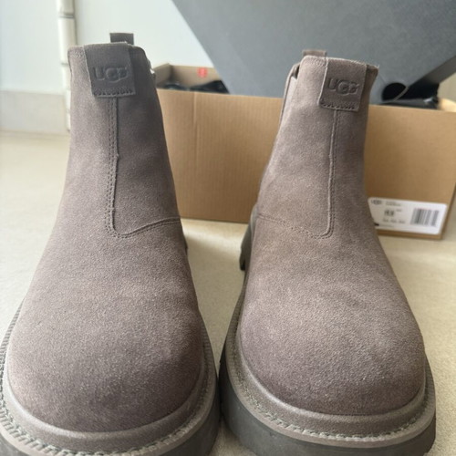 Ugg Chelsea boots like new, size 44.5, brown