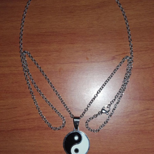 Pendant symbol of good and evil in excellent condition