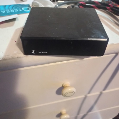 Pro-Ject DAC Box E Black like new with RCA and optical cables
