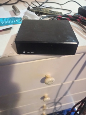 Pro-Ject DAC Box E Black like new with RCA and optical cables