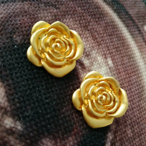 Vintage rose clip earrings like new, gold color