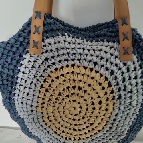 Straw Shoulder Bag like new, spacious with zipper and inner pocket