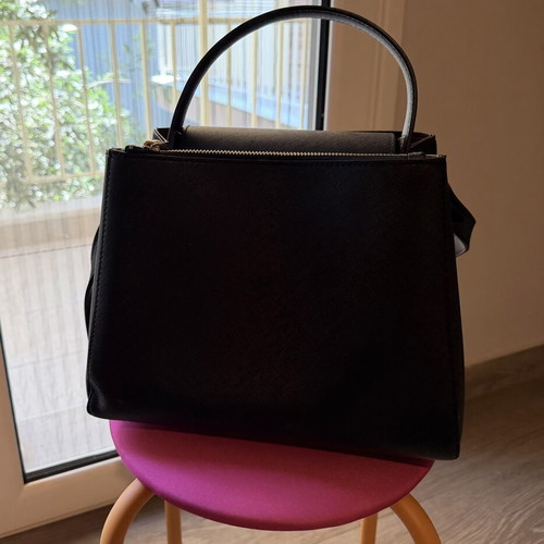 Bag like new, black exterior and burgundy interior, durable material