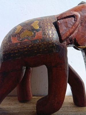 Wooden elephant with brass inlays like new, 18/22 cm