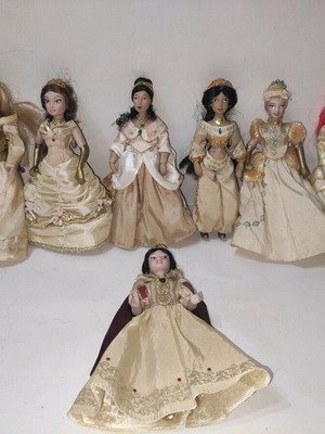 Deagostini Disney Princess 6 Porcelain Dolls like new, pack