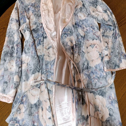 Silk robe M/L like new
