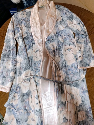 Silk robe M/L like new