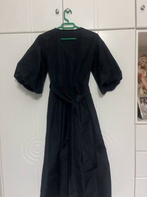 Maxi Zara dress black like new, taffeta with puffed sleeves