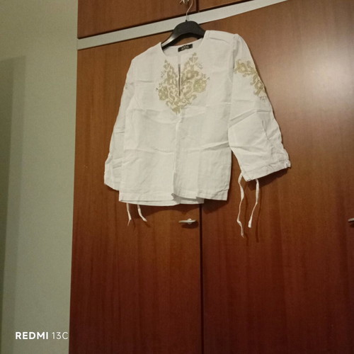 Blouse with long sleeves and gold embroidery new, size M