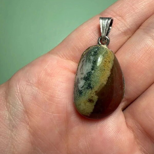 Handmade vintage pendant with 950 silver and semiprecious stone