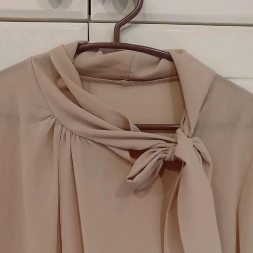 Women's beige top like new, neck tie, elastic cuffs