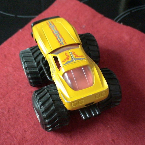 Corvette Stingray Monster Jam Truck 1975 used, yellow, with pull-back motor