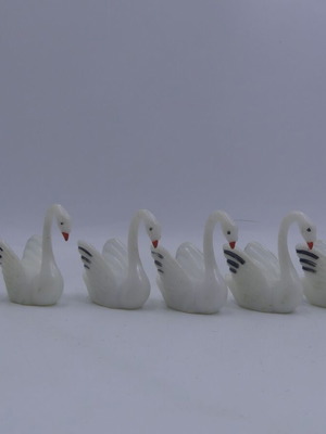 Swan figurines used, decorative cake set