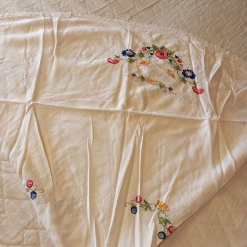 Handmade embroidered round tablecloth 160cm new