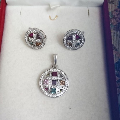 Jewelry set like new with silver round pendant and colorful earrings