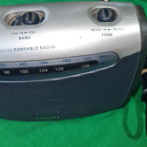Phillips AE 2160 radio like new with good sound and battery operation