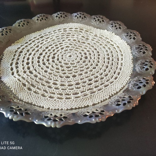 Serving tray with handmade doily like new, diameter 26cm