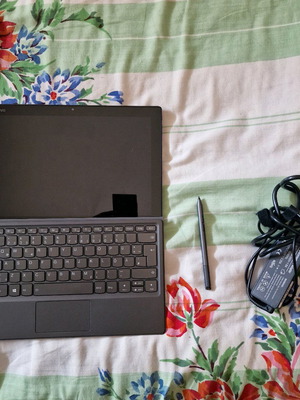 Lenovo Ideapad MIIX 520-12IKB μεταχειρισμένο, με φορτιστή, πενακι και πληκτρολόγιο