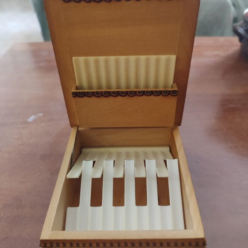 Wooden cigarette case like new, practical and elegant