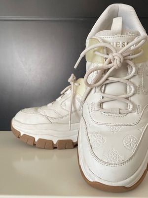 GUESS sneaker