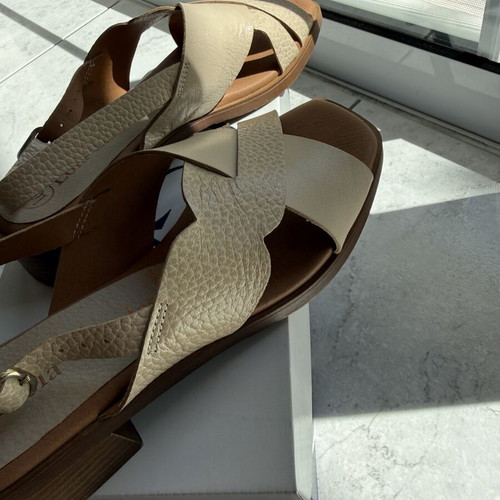 Lola Canales women's sandals size 38 like new, beige