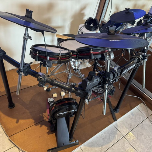 Alesis Crimson II SE Electronic Drum Kit like new with DW 5100 and double pedals