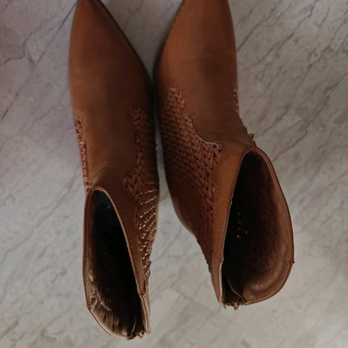 Brown ankle boots with knitted design and stable heel like new