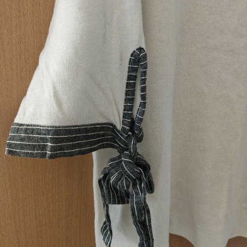 Regalinas blouse white like new with bow details on sleeves