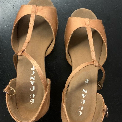 Latin shoes size 34 like new, gold color