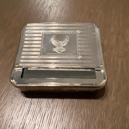 Tobacco case device for rolling cigarettes used