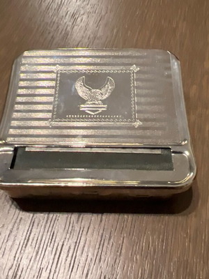 Tobacco case device for rolling cigarettes used