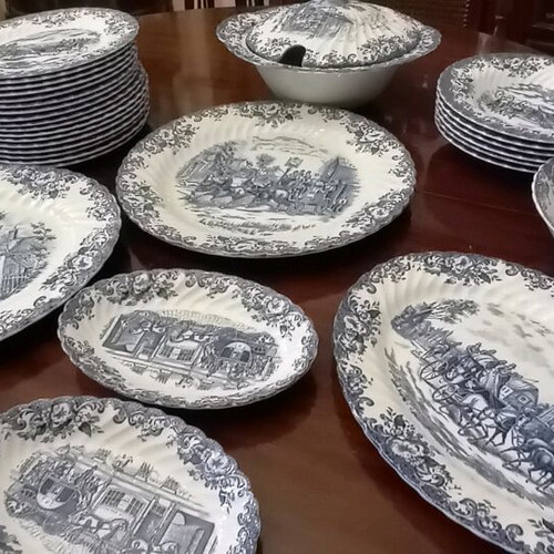 Dinnerware set like new