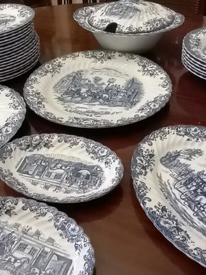 Dinnerware set like new