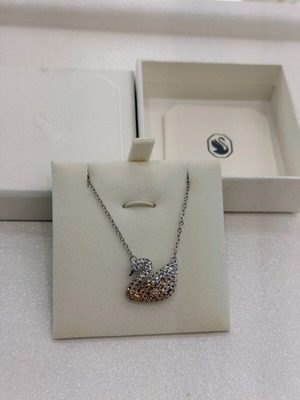 Swarovski Iconic Swan κολιέ με κρυστάλλινο μενταγιόν σε διαβάθμιση nude και ροζ αποχρώσεων
