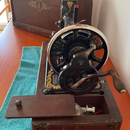 Singer Sewing Machine used, authentic with papers